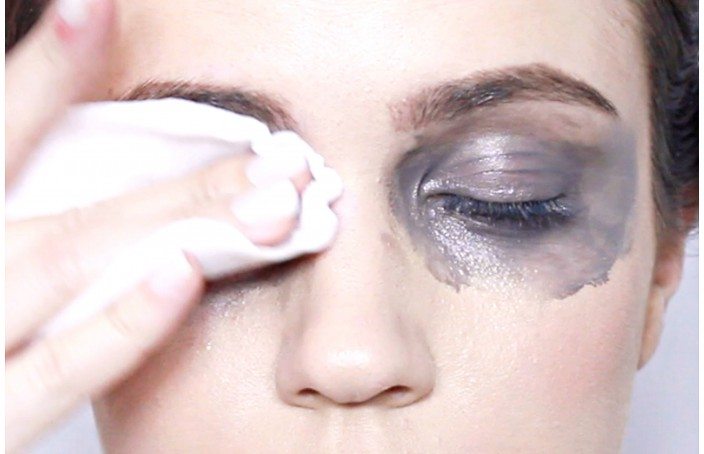 9 Mistakes You Make While Removing Makeup