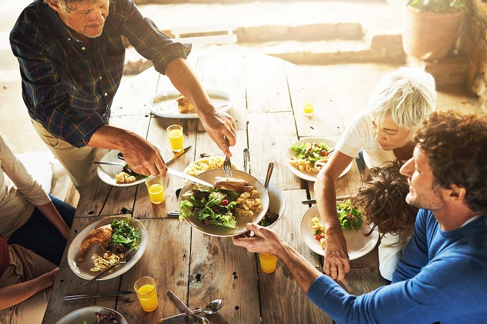 Keep Clean While You Eat At Your Desk With These Tips