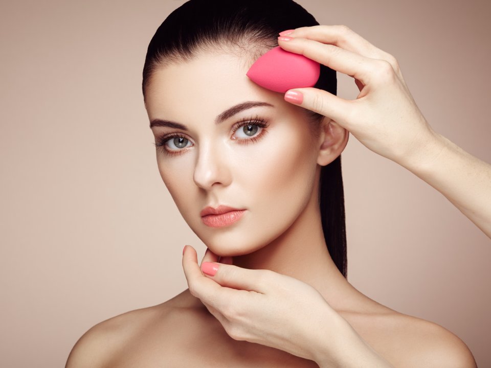HOW TO USE A BEAUTY BLENDER